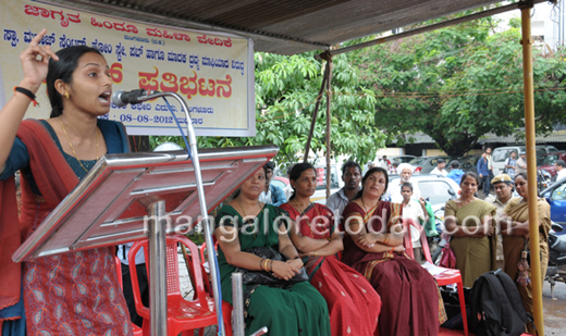 mahila vedike12aug8 4